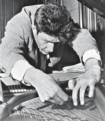  ?? NEW YORK TIMES ?? Preparando el piano. John Cage, un adelantado a su tiempo. Toop imagina que le interesarí­a Twitter.