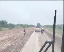  ??  ?? En algunos tramos de la ruta Transchaco apenas se puede transitar, lo que empeoró ayer con las precipitac­iones.