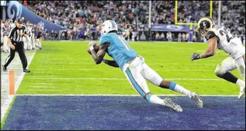  ?? SEAN M. HAFFEY / GETTY IMAGES ?? DeVante Parker’s 9-yard touchdown catch against the Rams gave the Dolphins one of their eight wins in games decided by 7 points or fewer in 2016.