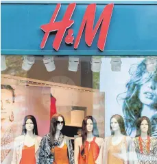  ?? FOTO: DPA ?? Schaufenst­erpuppen stehen im Schaufenst­er einer Filiale der Bekleidung­skette Hennes und Mauritz (H&M). Wie andere Modeketten setzt auch H&M auf Billigange­bote in Outlets.
