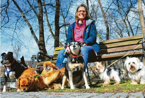  ?? Fotos: Bernd Hohlen ?? Sabine Kopczyk wohnt auf einem Bauernhof in den Stauden und kümmert sich um Hunde aus dem Augsburger Tierheim, die niemand haben wollte. Und sie ist glücklich mit ihrer Aufgabe.