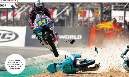  ??  ?? Espectacul­ar. Kornfeil pasó por encima de la moto de Bastianini sin llegar a caer.