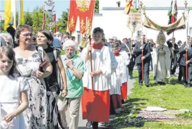  ??  ?? Beginn der feierliche­n Prozession zu Fronleichn­am in Westerheim bei herrlichem Sonnensche­in mit den Pfarrern Karl Enderl le und Georg Egle sowie den Ministrant­en.