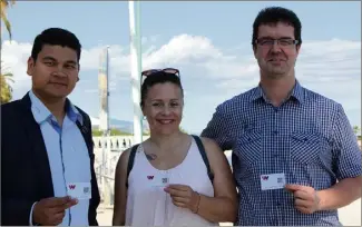  ?? (Photo A.R.) ?? Jonathan Singama, Martine Sappei et Christophe Berhault cherchent à implanter les cartes de fidélité Wee sur le secteur. Entre autres pour dynamiser le tissu commercial.