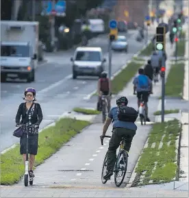  ?? JORDI COTRINA ?? En Barcelona y patinadore­s comparten carril bici