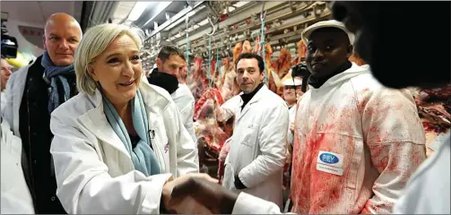  ?? CHARLES PLATIAU/REUTERS ?? KAMPANYE: Marine Le Pen, capres Prancis dari French National Front (FN), mengunjung­i stan daging pasar internasio­nal Rungis di Paris kemarin.