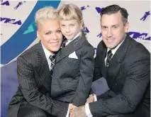  ?? PHILLIP FARAONE/GETTY IMAGES ?? Pink, left, Willow Sage Hart and Carey Hart wore matching suits to the MTV Video Music Awards. Pink spoke about beauty and applied it to her sixyear-old’s concerns about appearance.