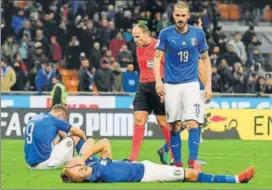  ?? GETTY IMAGES ?? Dejected Italy players after their drawn match against Sweden in Milan on Monday.