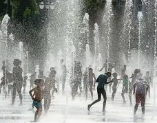  ?? Foto: Profimedia.cz ?? Nátřesk ve fontáně Na jihu Evropy teploty překračují 40 stupňů Celsia. Lidé ve francouzsk­ém Nice se ochlazují pod vodotrysky.