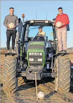  ?? ?? José García ‘Rubio’, Manu García y Sergio Cordero ‘Xino’, con el tractor.