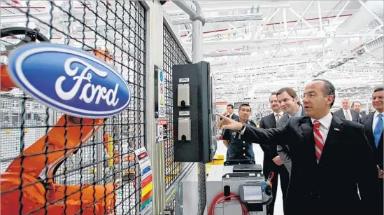  ?? Alfredo Guerrero AFP/Getty Images ?? A TRADE imbalance with Mexico had cost an estimated 683,000 net U.S. jobs as of 2010. Above, ex-Mexican President Felipe Calderon at a Ford plant in Mexico in ‘09.