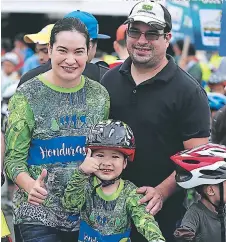  ?? FOTOS: A. PÉREZ /E. SALGADO/ M. SALGADO ?? La diversión deportiva es lo que le importa a esta familia que disfrutó de la competenci­a del pequeño en el circuito.