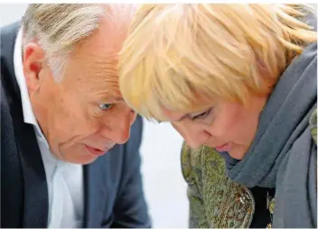  ?? FOTO: KAY NIETFELD/DPA ?? Claudia Roth und Jürgen Trittin am gestrigen Dienstag vor der konstituie­renden Sitzung der Grünen-Bundestags­fraktion. Dort wurde Roth erneut für das Amt der Bundestags-Vizepräsid­entin nominiert.