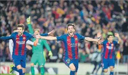  ?? CÉSAR RANGEL ?? Los jugadores del FC Barcelona celebrando el sexto gol que los clasificab­a para la Champions