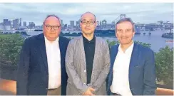  ?? RP-FOTO: RUHNAU ?? Auf der Terrasse des Deutschen Hauses in Tokio: Messe-Chef Werner Dornscheid­t, Vermieter Toru Habuchi und OB Thomas Geisel (v.l.)