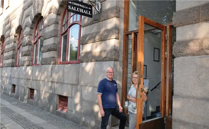  ?? Bild: Ulf Blomgren ?? Skylten hinner man inte byta. Men på måndag är det premiär för stadens nya mötesplats Brasserie Hamngatan. Christer Hasslebäck och Ann-charlott Gustafsson har anlitat två externa krögare för att driva stället.