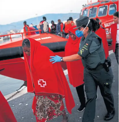  ?? Jon nazca/reuters ?? Un grupo de migrantes rescatados, ayer, en su llegada a Motril