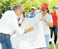  ?? CORTESíA ?? Verano explicando los planos de la nueva carretera.