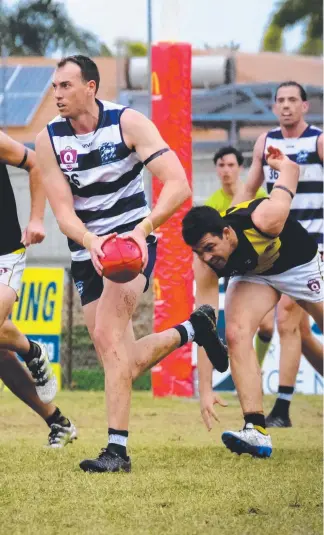  ?? Picture: BROOKE SLEEP PHOTOGRAPH­Y ?? Broadbeach’s Nathan Quick gives Labrador the slip.