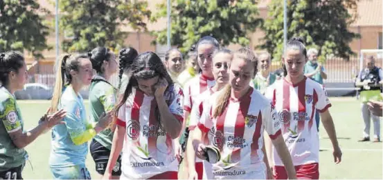  ?? NOELIA CABANILLAS ?? Desolación
Las jugadoras del Santa Teresa se lamentan tras el encuentro de este domingo ante el Sport Extremadur­a.