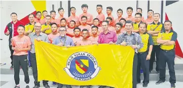  ??  ?? Mat Ali (third left) presents the MSSS flag to Sarawak’s handball team.