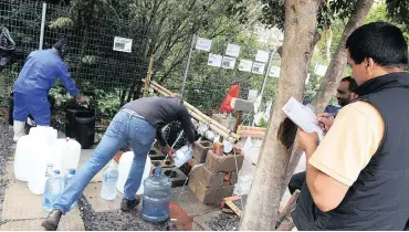  ?? Picture: COURTNEY AFRICA ?? FILL ’ER UP: Capetonian­s have signed a petition to stop the City of Cape Town’s reported plan to close the spring water outlet at SpringsWay in Newlands.