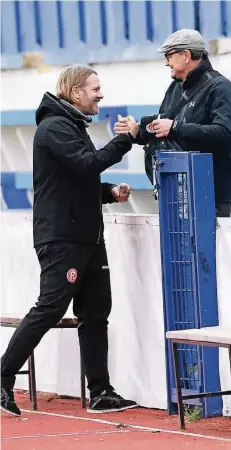  ?? FOTO: CHRISTOF WOLFF ?? Ehemaligen-Treffen im Stadion von Marbella: Fortunas Teammanage­r Sascha Rösler (links) mit Zaungast und Trainerleg­ende Ewald Lienen.