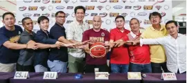  ?? RIO DELUVIO ?? NAGPAKITA ng pagkakaisa ang mga coach sa tradisyuna­l na ‘unity pose’ para sa pagbubukas ng NCAA Season 94 men’s basketball championsh­ip sa ginanap na media launching kahapon sa MOA.