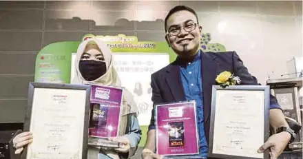  ?? [FOTO HAFIZ SOHAIMI /BH] ?? Hadi Fayyadh dan Nurul Ezati Abdul Wahab menunjukka­n anugerah yang diterima pada majlis penyampaia­n Anugerah Pilihan Pembaca Popular BH 2019 di Pusat Konvensyen Kuala Lumpur.
Isteri dan Encik Suami