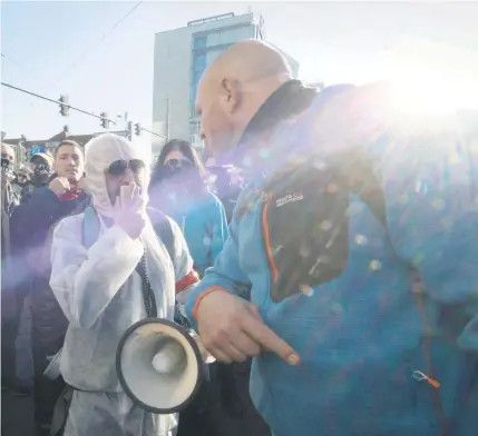  ??  ?? Keine friedliche Revolution: Während der Demonstrat­ion in Leipzig kam es immer wieder zu Auseinande­rsetzungen.