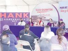  ??  ?? • Jorge Hank se reunión con residentes de San Quintín.