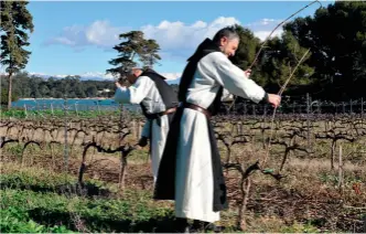  ??  ?? KLOSTERVIN: Munkene i Abbaye de Lérins utenfor Cannes lager nydelig vin på sine 7,6 hektar med vinplanter.