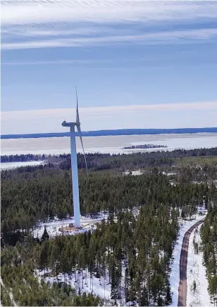  ?? ?? Den här utsikten bjuds Alfred Leijon på varje dag när han jobbar på toppen av ett vindkraftv­erk utanför Piteå.