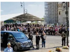  ??  ?? Un chapiteau avait été dressé spécialeme­nt pour l’occasion devant le château.