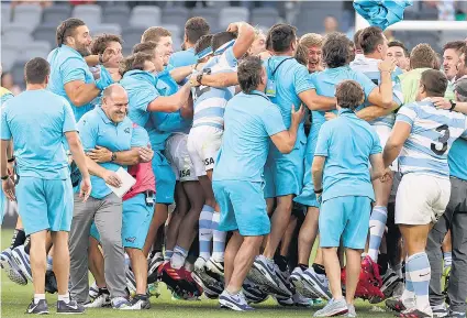  ?? AFP ?? Los Pumas festejan su histórico triunfo ante los All Blacks.