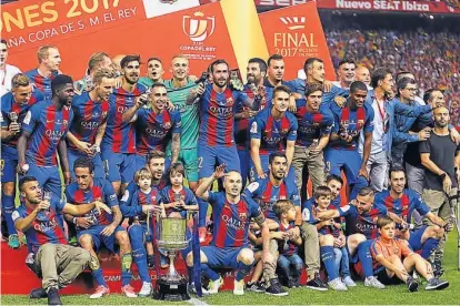  ?? (AP) ?? Una alegría. En el último partido de la temporada 2016/2017, Barcelona se quedó con la Copa del Rey.