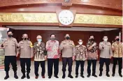  ?? EDDI SUDRAJAT/JAWA POS ?? SINERGI: Wakapolda Jatim Brigjen Pol Slamet Hadi Supraptoyo (tengah) menerima tamu rombongan dari Ditjen Pajak kemarin.