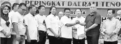  ??  ?? Masiung (fourth from right) handing over his applicatio­n form to Loretto. At third right is Peter Anthony.
