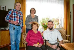  ?? ?? Inge Ritschel im Kreise eines kleinen Teils ihrer Familie: (von links) Sohn Günther, Tochter Doris und Enkelsohn Stephan stoßen auf das Wohl der Jubilarin an. Foto: Manfred Dittenhofe­r