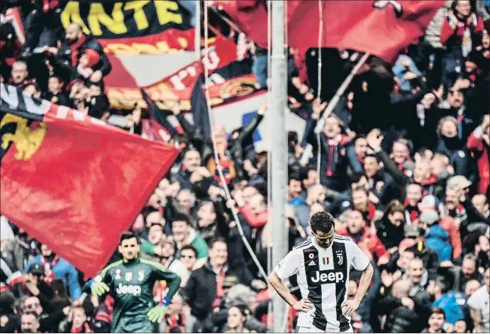 ?? MARCO BERTORELLO / AFP ?? El guardameta Mattia Perin y el centrocamp­ista Miralem Pjanic, del Juventus, durante un partido reciente de la Liga italiana en Génova