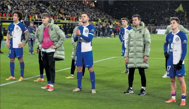  ?? ?? Los jugadores del Atlético, con claros gestos de tristeza y decepción, miran a la grada en la que estaban sus aficionado­s en el Signal Iduna para agradecer su apoyo.