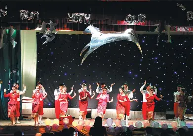  ?? PHOTOS PROVIDED TO CHINA DAILY ?? Foreign students perform in a variety show at the Guizhou Minzu University in January.