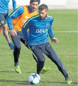  ??  ?? A jugar. Peruzzi será titular y Pablo Pérez (atrás) podría ir a la Selección.