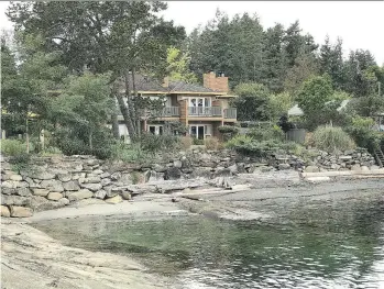  ?? PHOTOS: VANESSA PINNIGER ?? The oceanfront Galiano Inn and Spa is an easy walk from the ferry terminal.