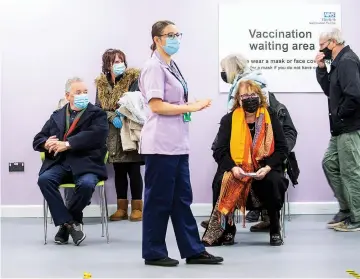  ??  ?? Στις χώρες που προηγούντα­ι στον εμβολιασμό του πληθυσμού έναντι του Covid-19 περιλαμβάν­εται το Ηνωμένο Βασίλειο, το οποίο εξηγεί εν μέρει τις δυνατές εκκλήσεις για χαλάρωση του lockdown.