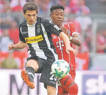  ??  ?? Jonas Hofmann ist beim Gladbacher Gastspiel in München mal vor Linksverte­idiger David Alaba am Ball. Foto: Imago