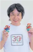  ?? FOTO: NINTENDO ?? Der Japaner Shigeru Miyamoto posiert mit Super-Mario-Figuren