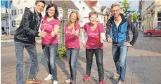  ?? FOTO: REINER SCHICK ?? Die Organisato­ren Thorsten Schmid (l.) und Alexander Schwarz, ihre Ehefrauen Saskia (2. v. l.) und Simone sowie Marion Fakler-Baur (Mitte) von der VR Laupheim-Illertal freuen sich auf den Frauenlauf.