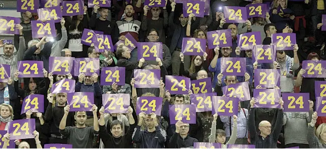  ?? AP ?? SPECTATORS pay tribute to Kobe Bryant before the start of the Italian Basketball second division match between Rieti and Scafati in Rieti’s PalaSojour­ner, Italy, on Wednesday.