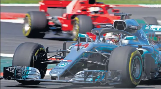  ??  ?? EL MÁS RÁPIDO. Lewis Hamilton logró la pole ayer en Montmeló, aunque se espera una carrera abierta en la estrategia gracias a la influencia de los neumáticos Pirelli.